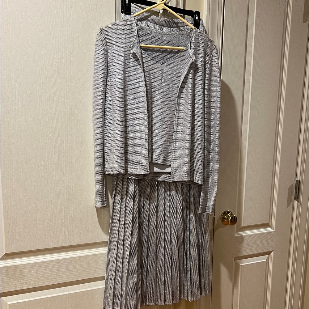Elegant Silver 3 piece formal gown. Metallic thread. Size 6